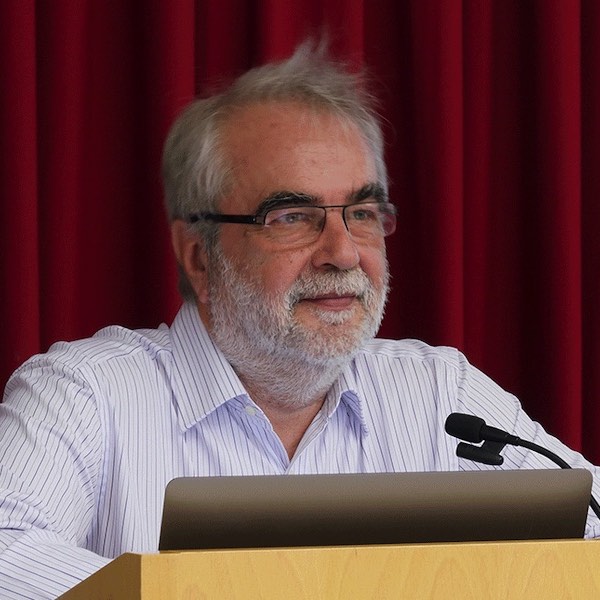 Foto de Jordi Adell davant d’un faristol.